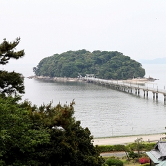 三河湾に浮かぶ竹島を眺める
