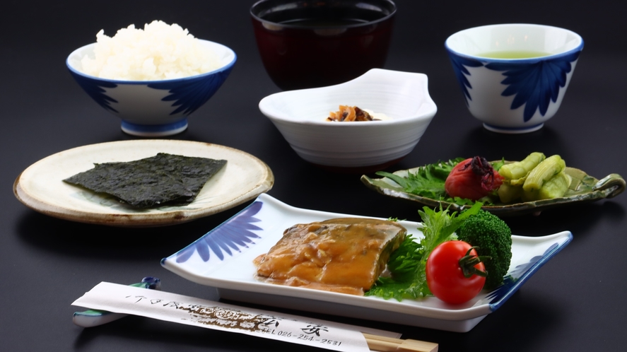 朝は焼き魚や卵料理をメインとした和食をご用意いたします。