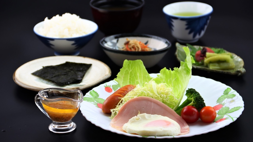 朝は焼き魚や卵料理をメインとした和食をご用意いたします。