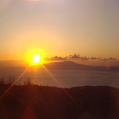 露天風呂がある２階から望む大島と太陽　露天風呂に浸かり、昼は大空　夜は星空が見えることも