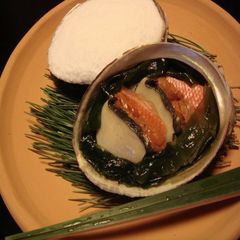 【アワビの磯焼き】わかめ・地魚と一緒に海の香りをご堪能いただけます。