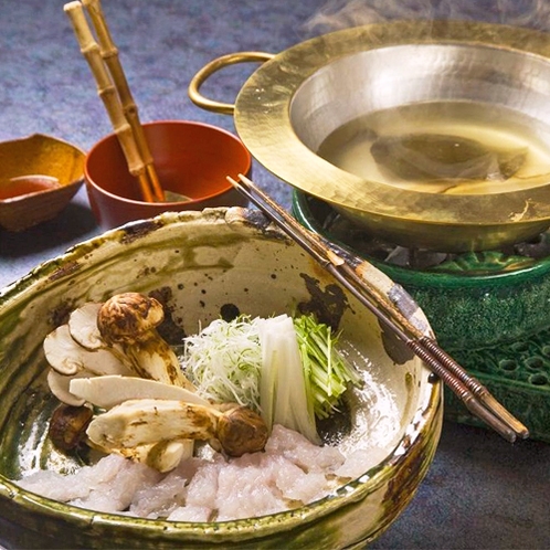 秋には松茸も。四季の味覚をたっぷり味わう日本料理の醍醐味。