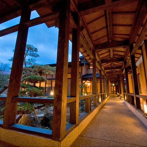 離れへと続く渡り廊下　日本庭園を眺めながらお進みください