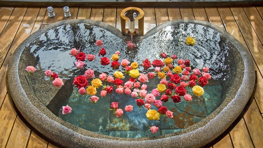 【花type】記念日にはかわいらしいハート型の内湯に、バラを浮かべてロマンチックな演出にするもの◎
