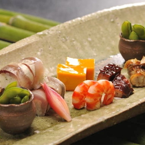 四季折々。季節の伊豆の味覚を吟味し、目でもお愉しみいただけるお料理を心がけております。