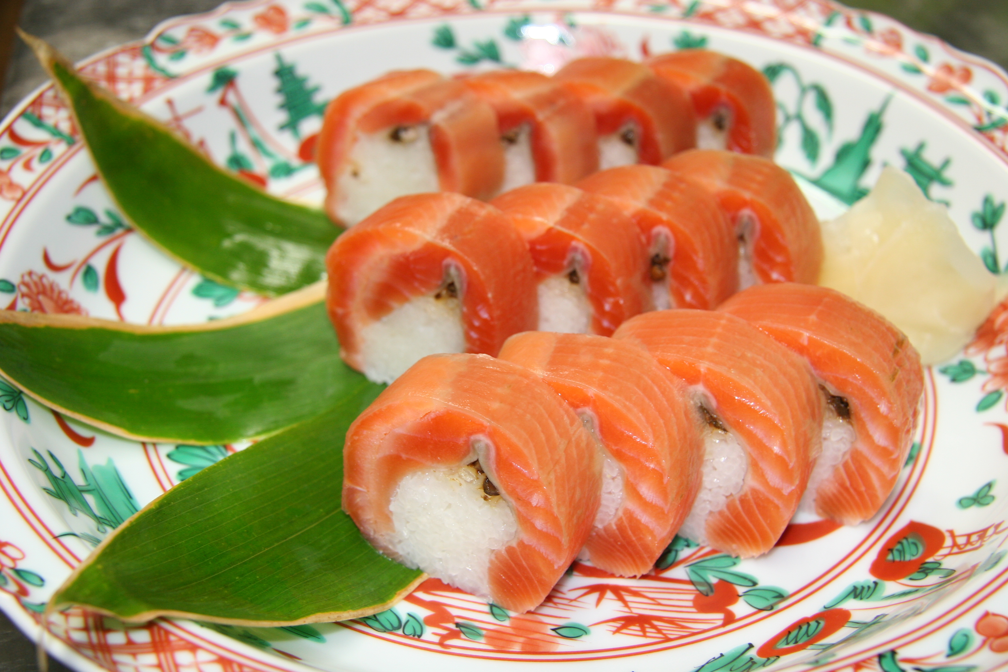 三頭サーモン棒寿司(富士の介使用)、製造には３日かかる為、予約販売のみです、お持ち帰り用も可能です。