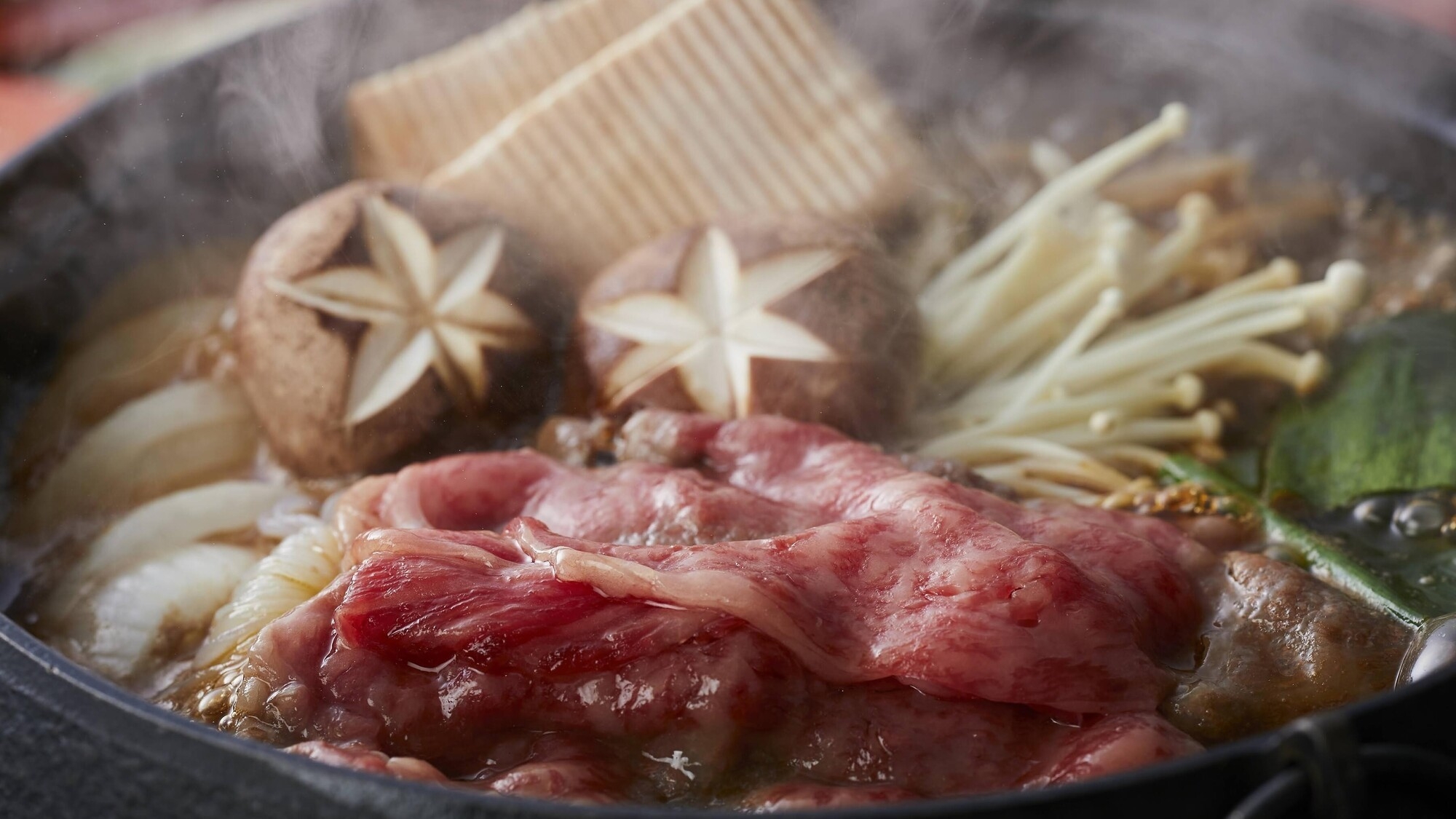【特別会席】本ずわい蟹（半身）とA5ランク霜降り近江牛のすき焼き