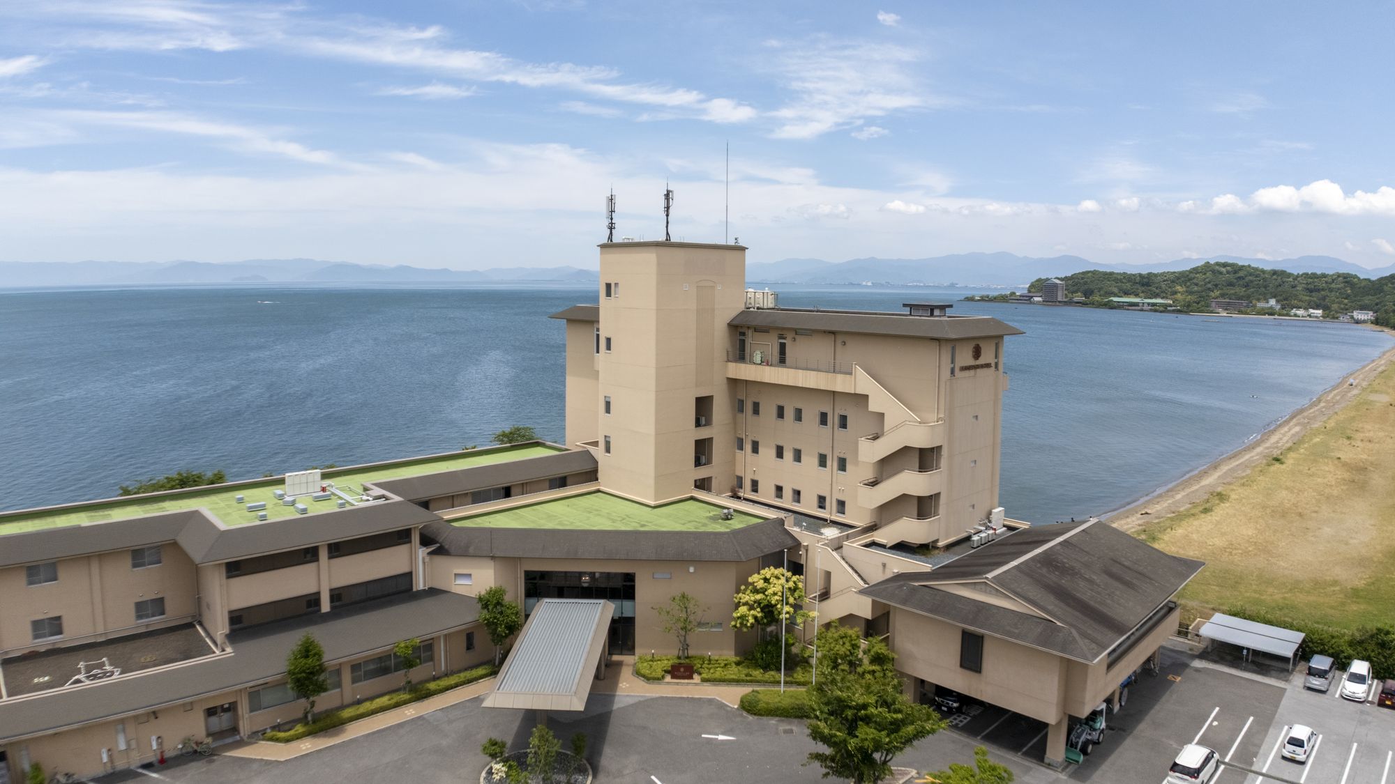 【ホテル外観】琵琶湖のさざ波が打ち寄せる湖岸に建つ絶景の宿。