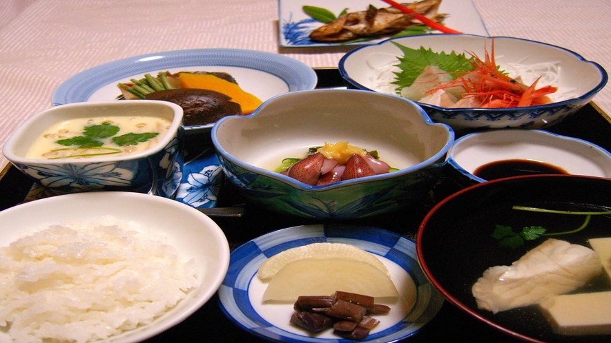 *ご夕食一例  その日の仕入れに応じて、新鮮な海の幸や近くで採れる山の幸を盛り込んだお料理。