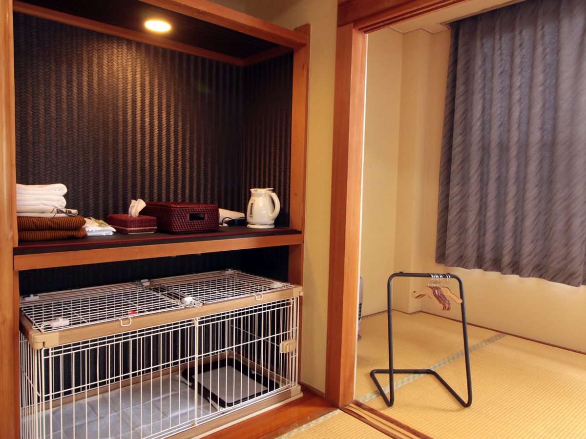 ■【特別和洋室28畳】わんちゃん専用スペースを設けております。もちろんお部屋の中も自由に歩けます♪