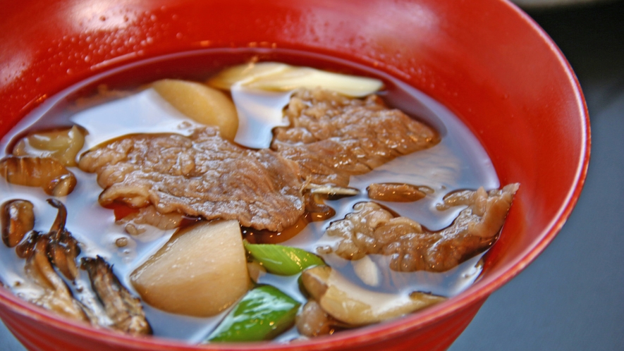 ■山形の郷土料理いも煮。味が染みた里芋がとても美味