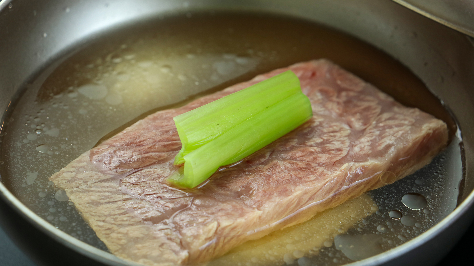 #【夕食】噛めば噛むほどあふれる肉汁を満喫。山形自慢のブランド牛をお楽しみください