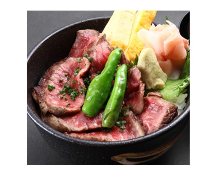 【夕食部屋食】地元人気店「松喜うし」の「A5飛騨牛モモステーキ丼（お弁当）」と朝食付プラン