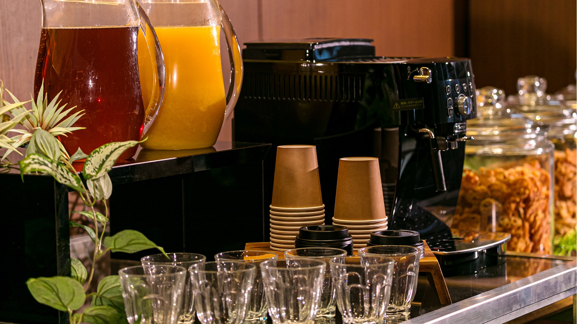 ◇コーヒーマシーンによる挽きたてのコーヒー、オレンジジュース、ウーロン茶