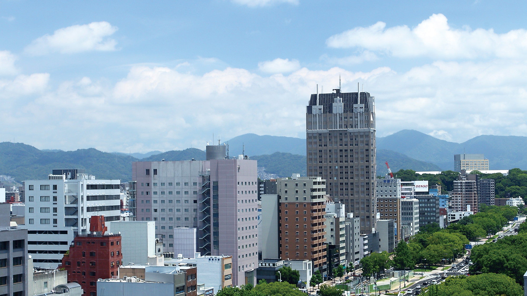 ◇外観：都心を東西に貫く平和大通り沿いにございます。