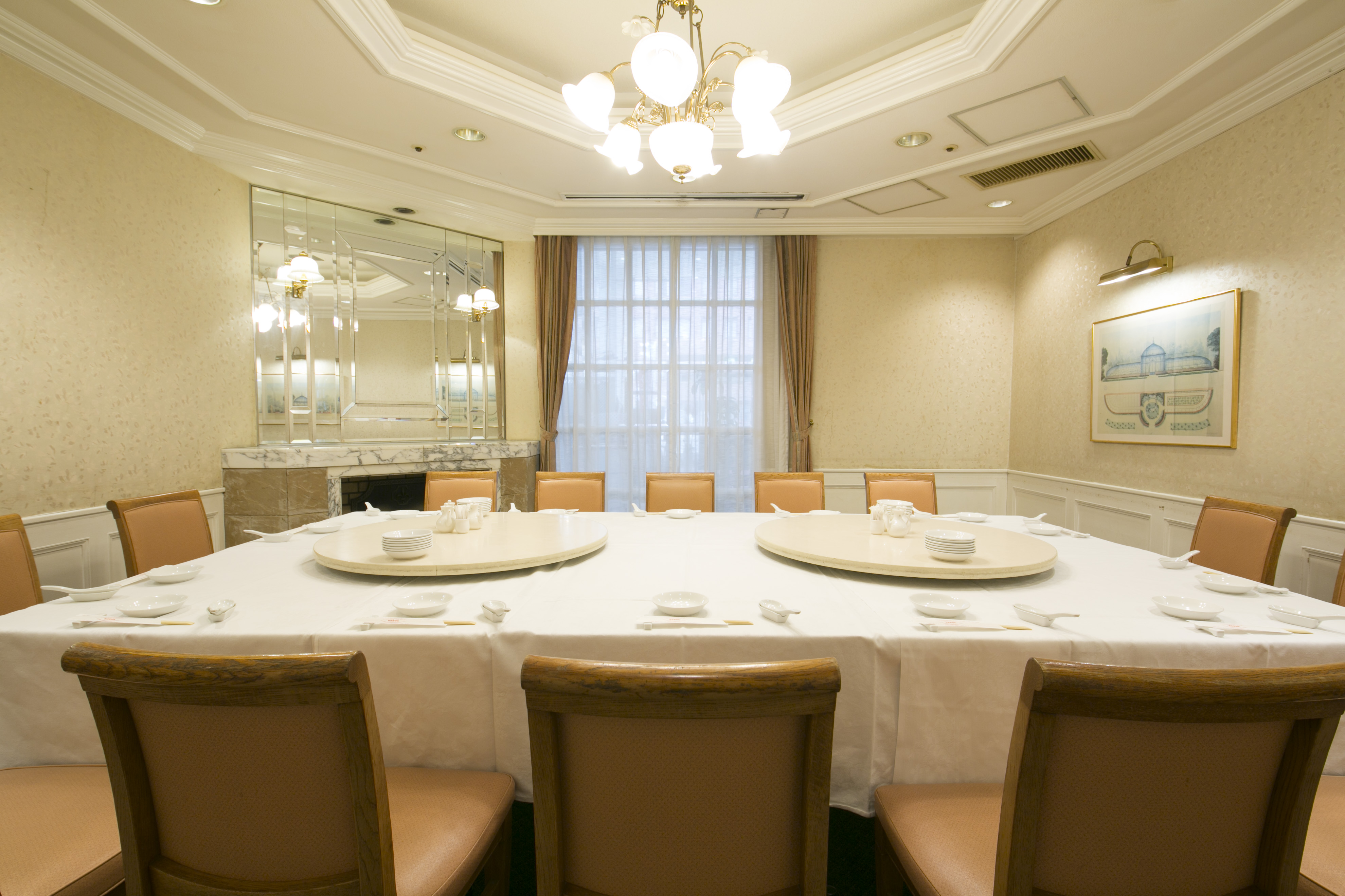 1F チャイナテーブル