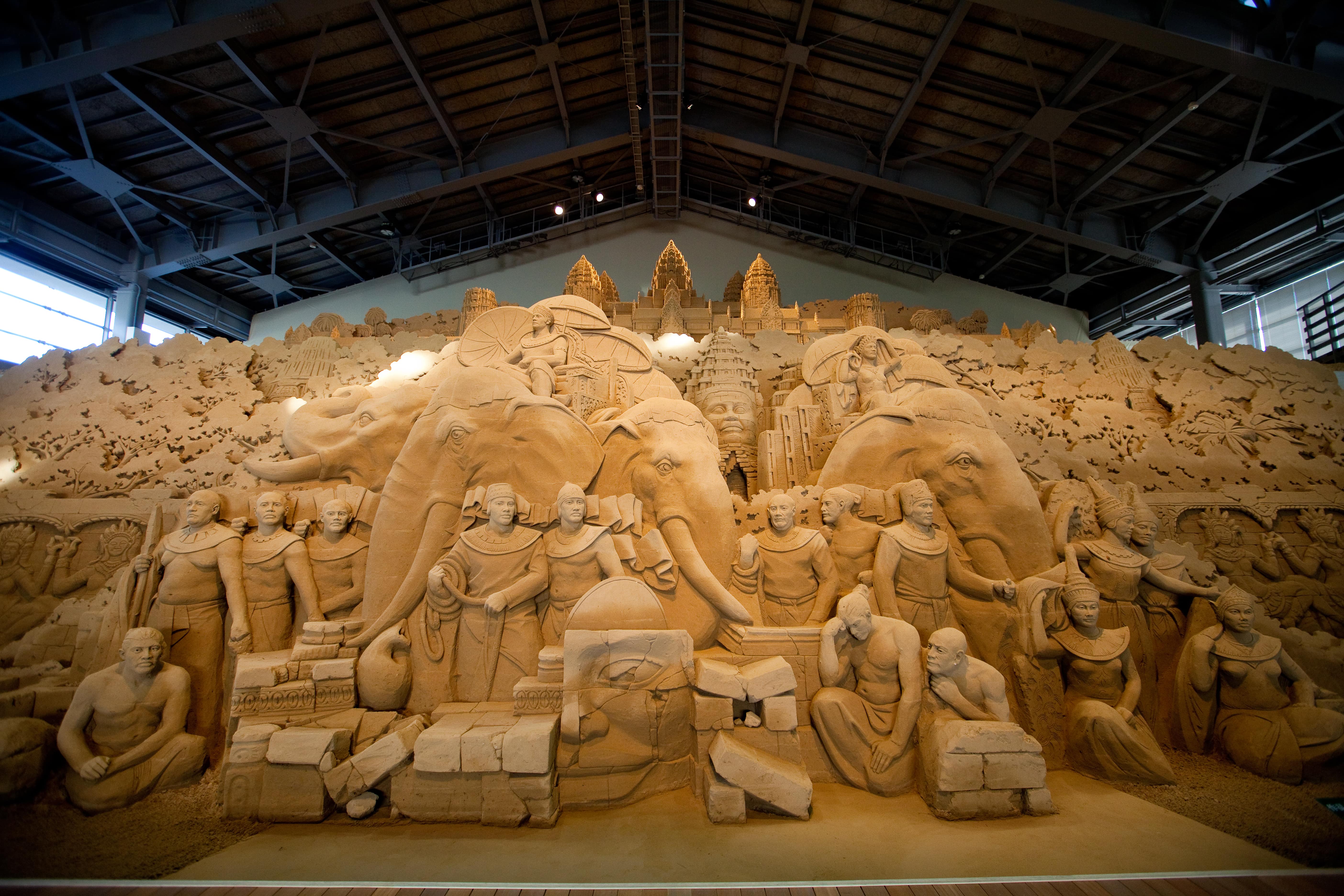 砂と水だけを素材につくられる彫刻〈砂像〉を展示する世界初の美術館「砂の美術館」。写真提供：鳥取県