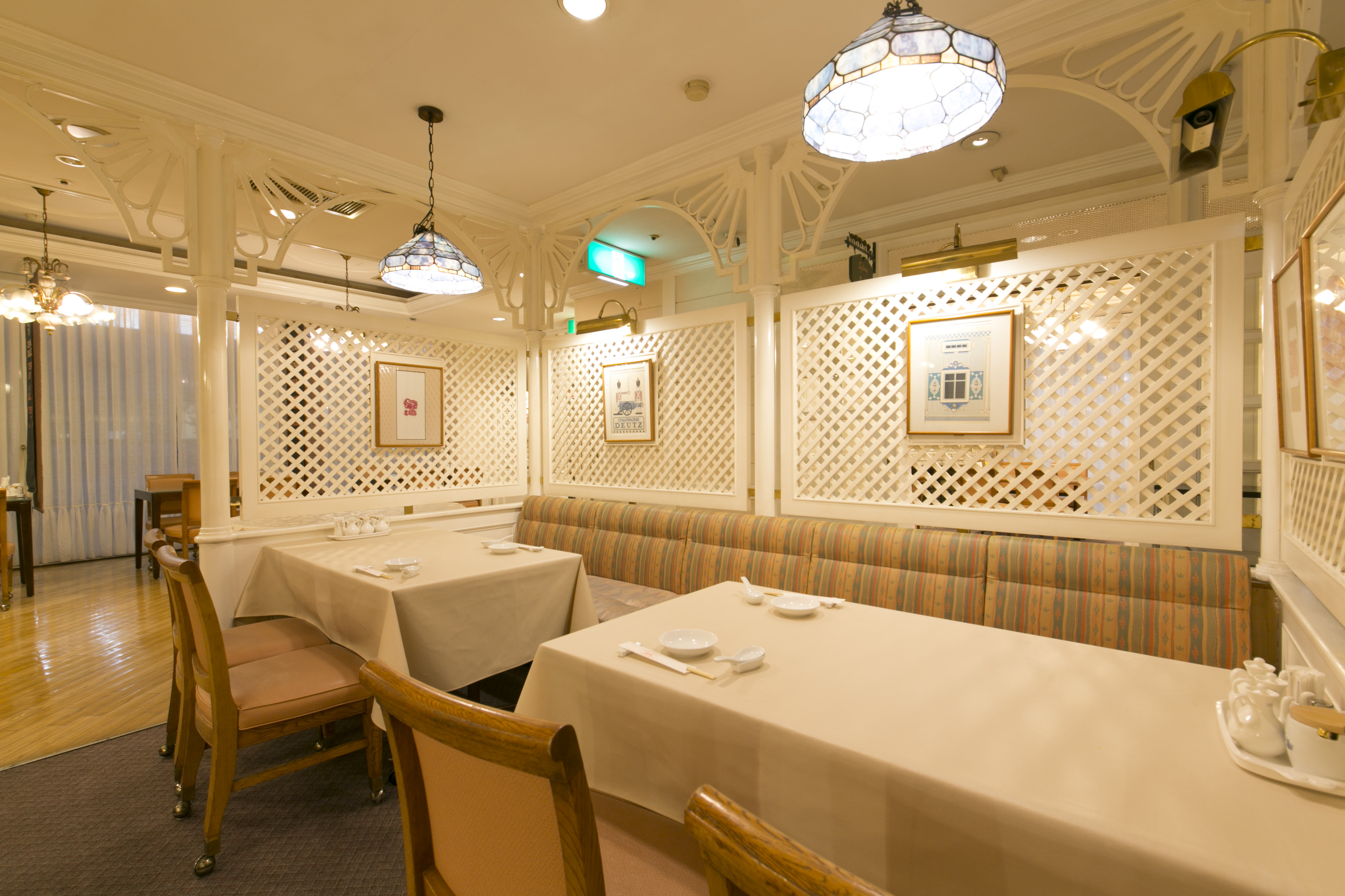 1F チャイナテーブル