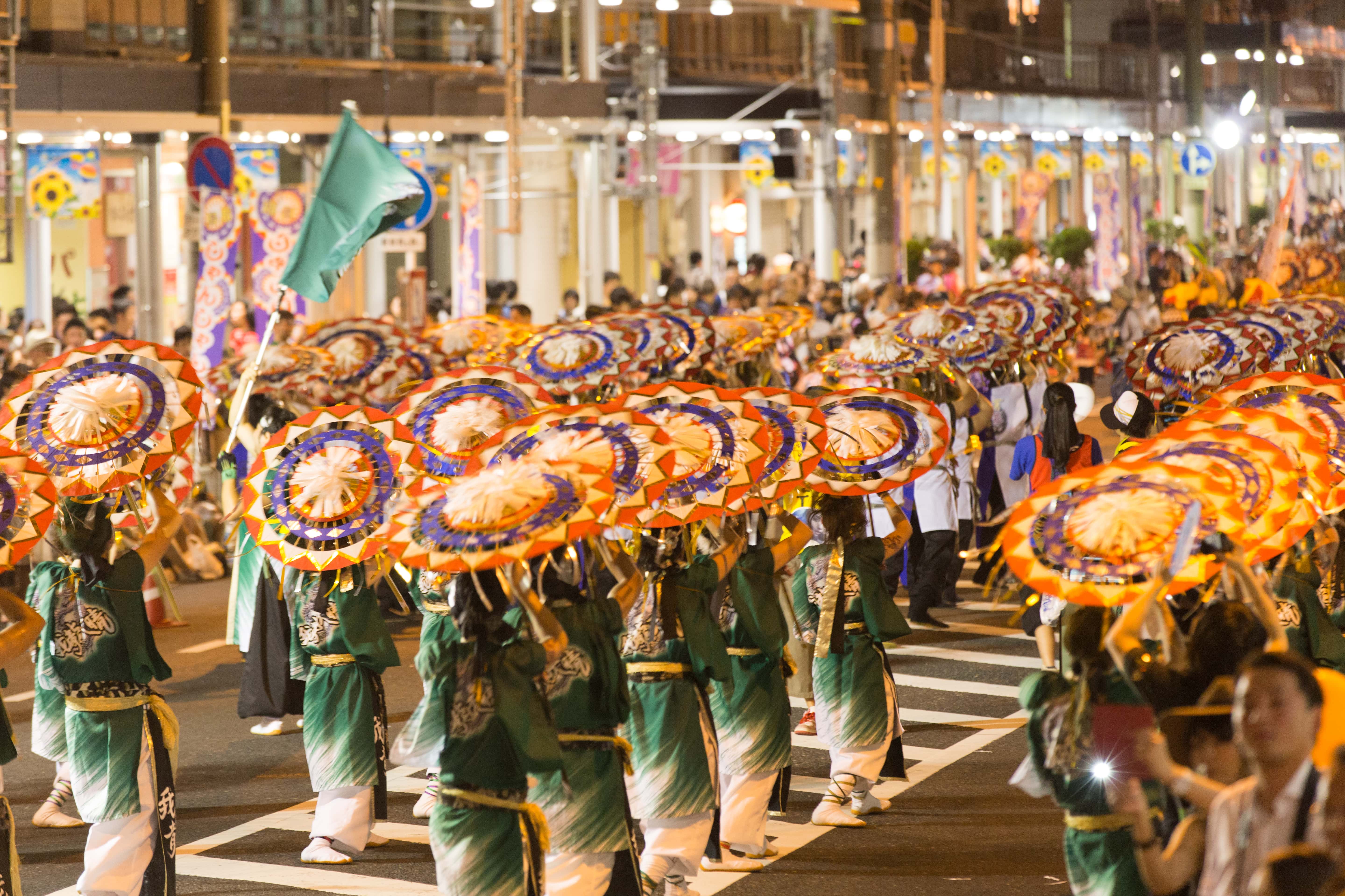 毎年8月に行われるしゃんしゃん祭り。鈴の音響く色彩豊かな傘で一斉に舞う姿は圧巻です。写真提供：鳥取県