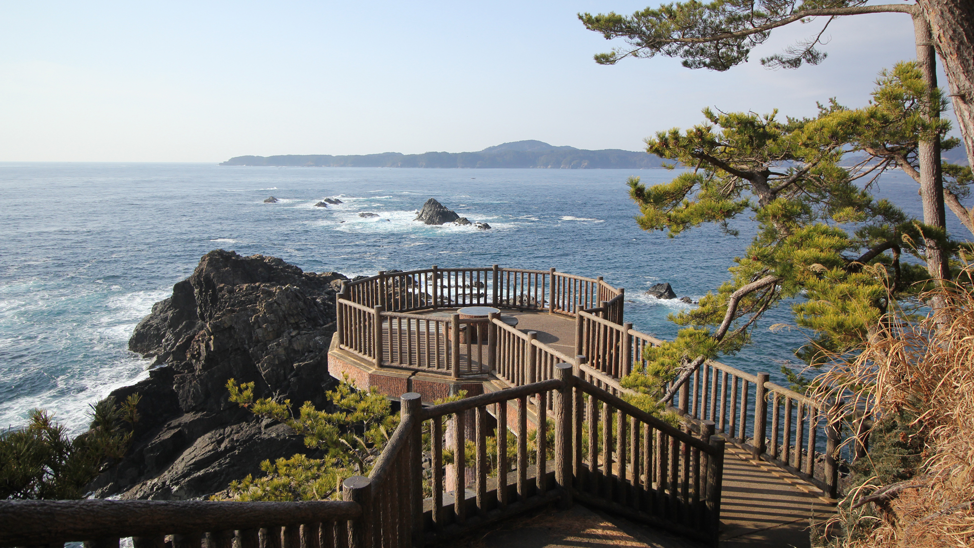 #周辺景色　青い海と青い空が美しい碁石岬