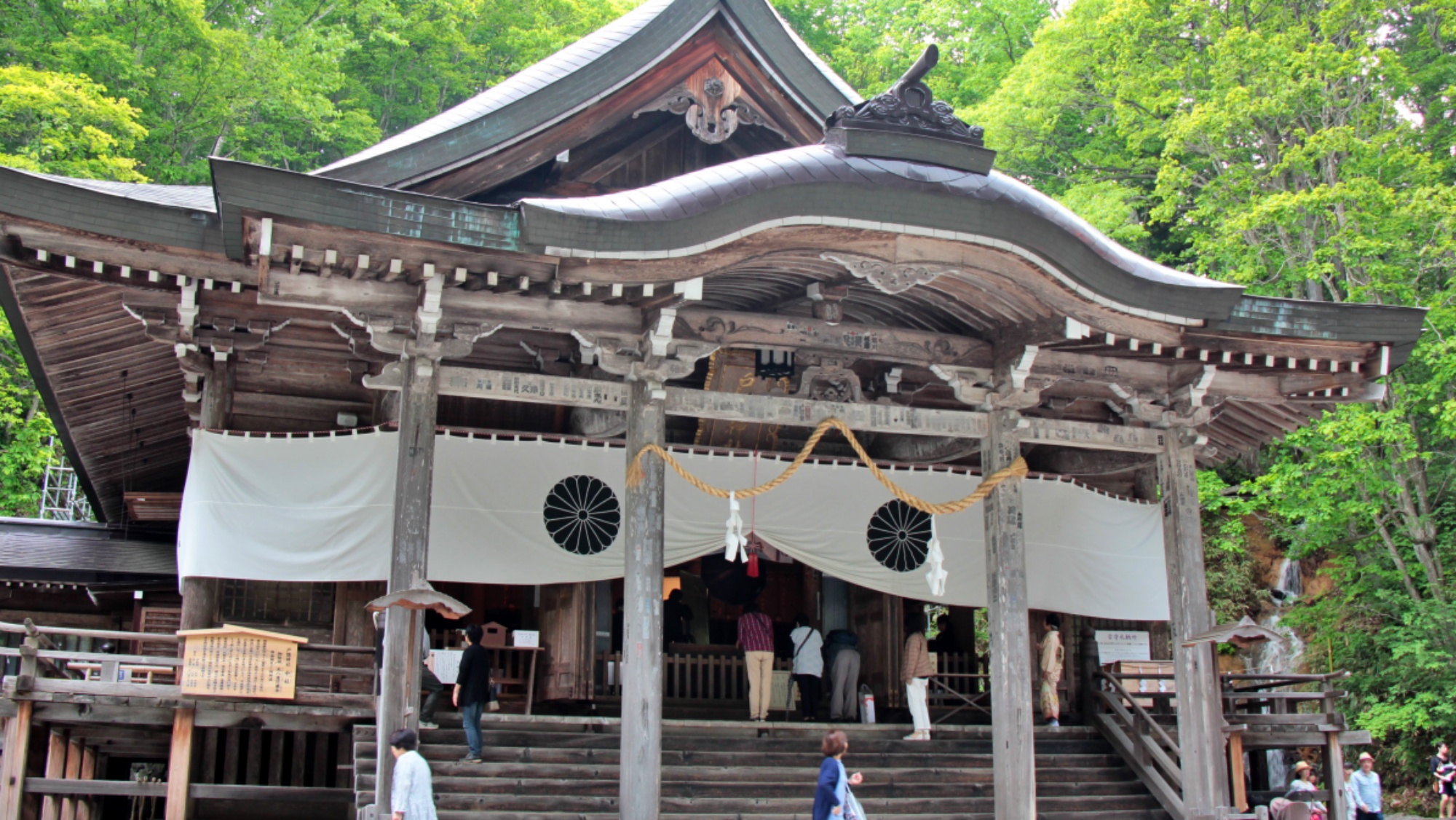 歴史ある戸隠神社中社。