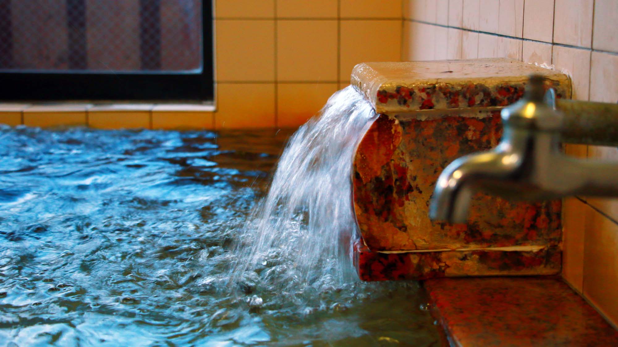 勢いよく流れる温泉は循環式で衛生面も安心