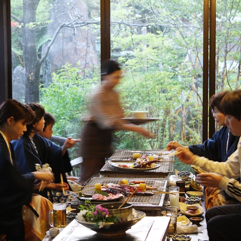  山野草の庭を眺めながら楽しめる炭火焼き料理を存分にご堪能ください。 