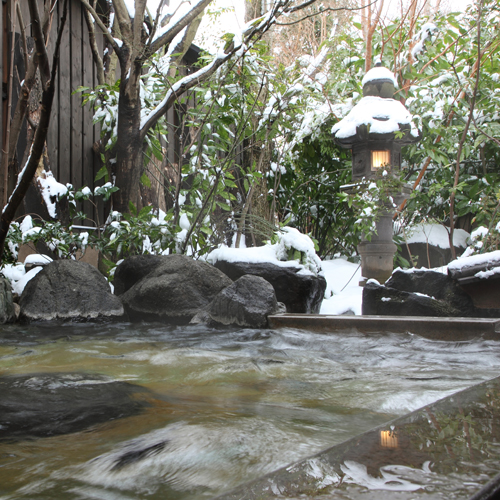 【四季の湯】天然湧水を贅沢に使用した貸切露天風呂