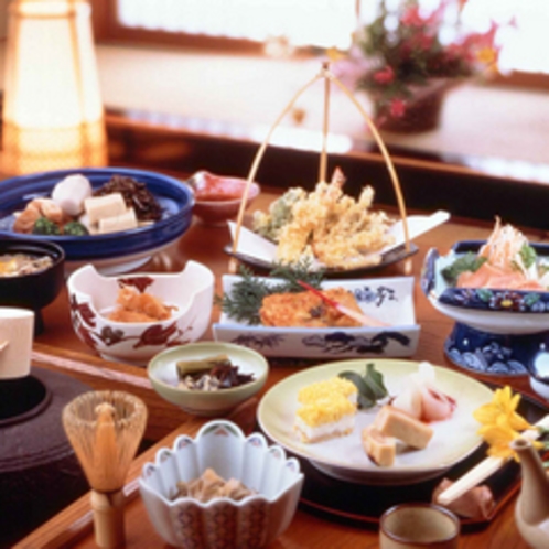 夕食は川魚や旬の素材を使った手作り料理です（料理一例）
