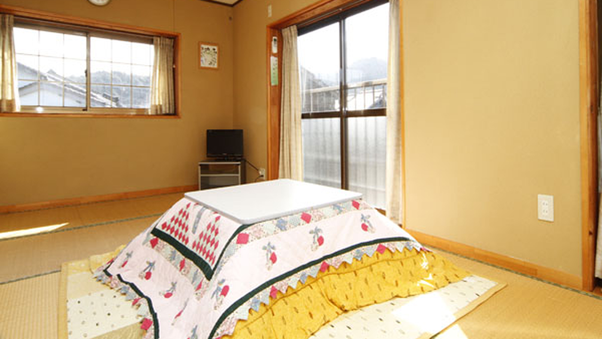 和室7.5～8畳のお部屋の一例です。冬には、各部屋にこたつをご用意しております。