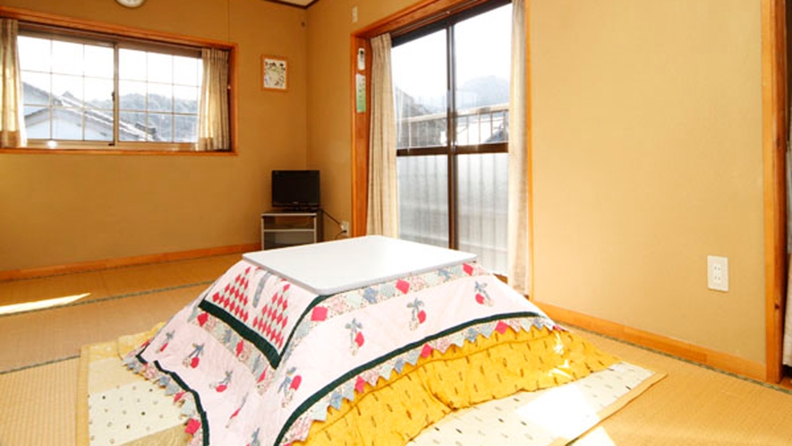 和室7.5～8畳のお部屋の一例です。冬には、各部屋にこたつをご用意しております。