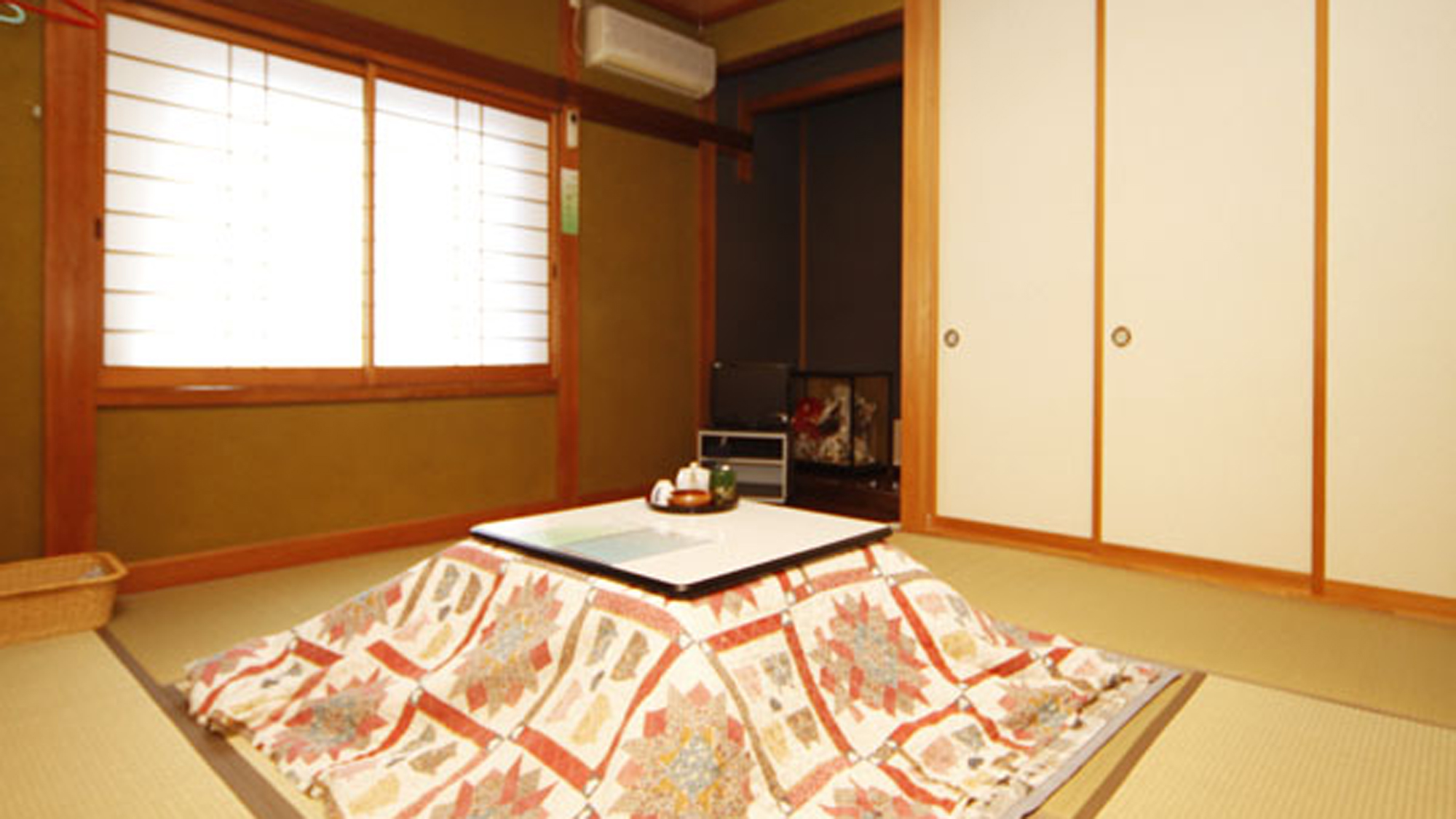 和室7.5～8畳のお部屋の一例です。冬には、各部屋にこたつをご用意しております。 