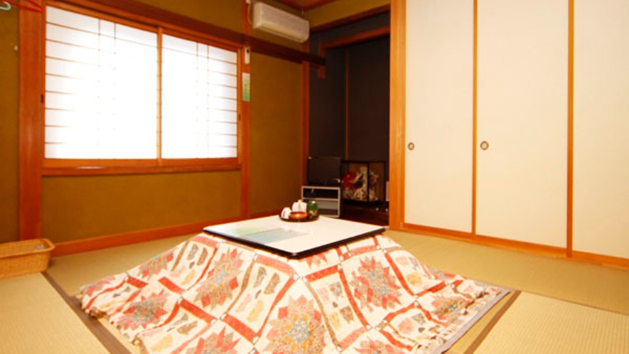 和室7.5～8畳のお部屋の一例です。冬には、各部屋にこたつをご用意しております。 