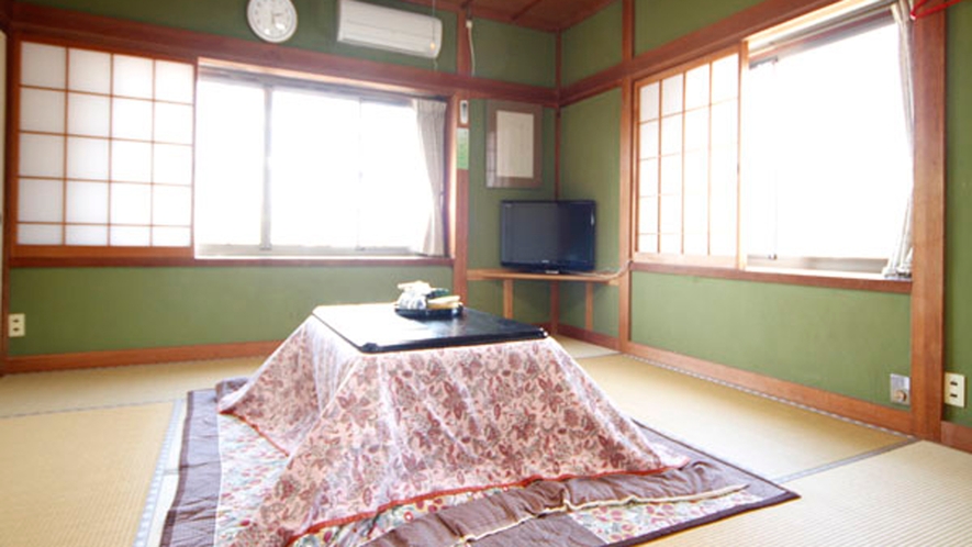 和室16畳のお部屋の一例です。冬には、各部屋にこたつをご用意しております。
