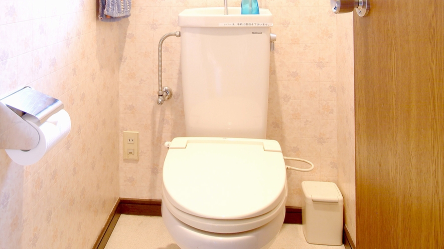 ・【お手洗い】トイレは安心の温水洗浄便座。共同ですが3か所ございます。