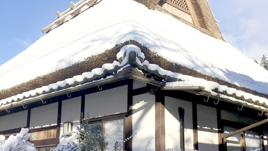 ・【外観・冬】雪景色も美しいかやぶき屋根が特徴です