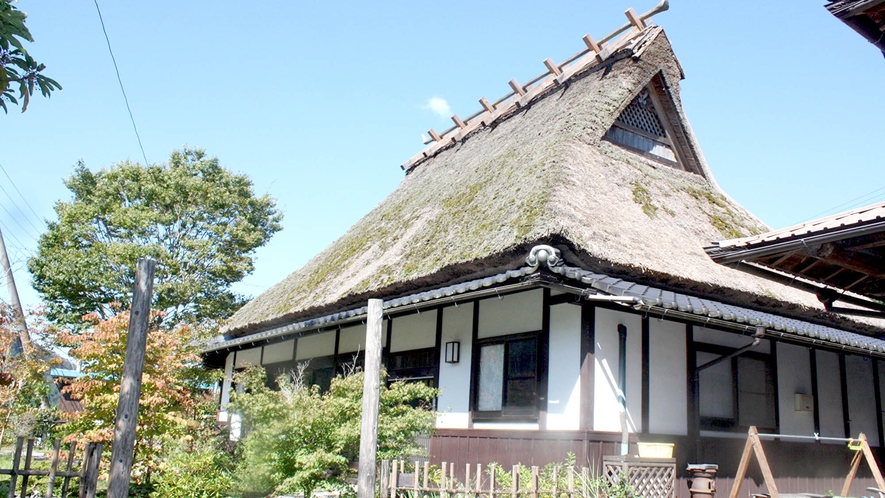 ・【外観】約200年前のかやぶき屋根の古民家を移築改修しています