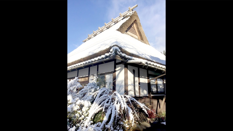 ・【外観・冬】雪景色も美しいかやぶき屋根が特徴です