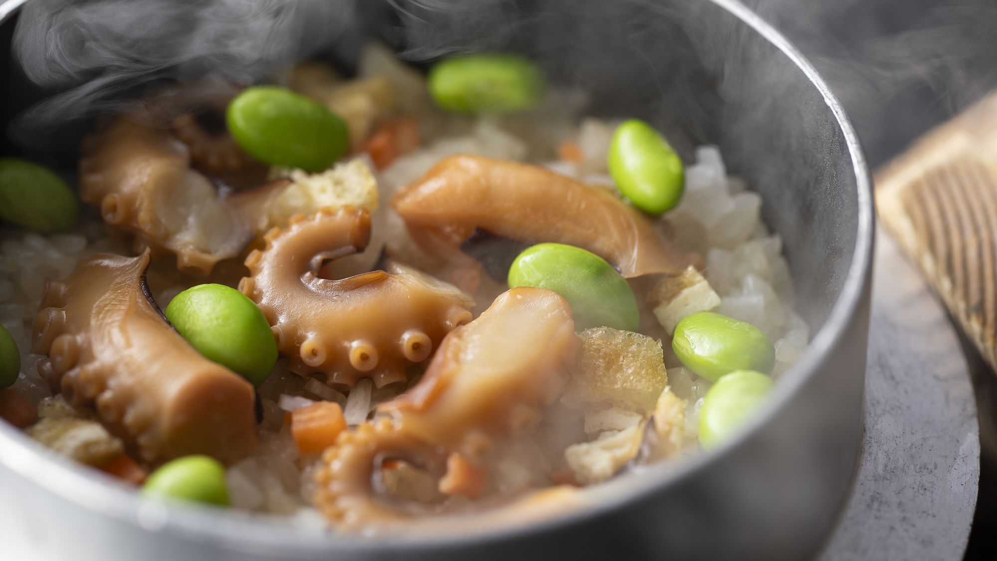 【土地の恵み会席】（春）瀬戸の海鮮春菜鍋など  (夏)黒毛和牛焼きしゃぶなど