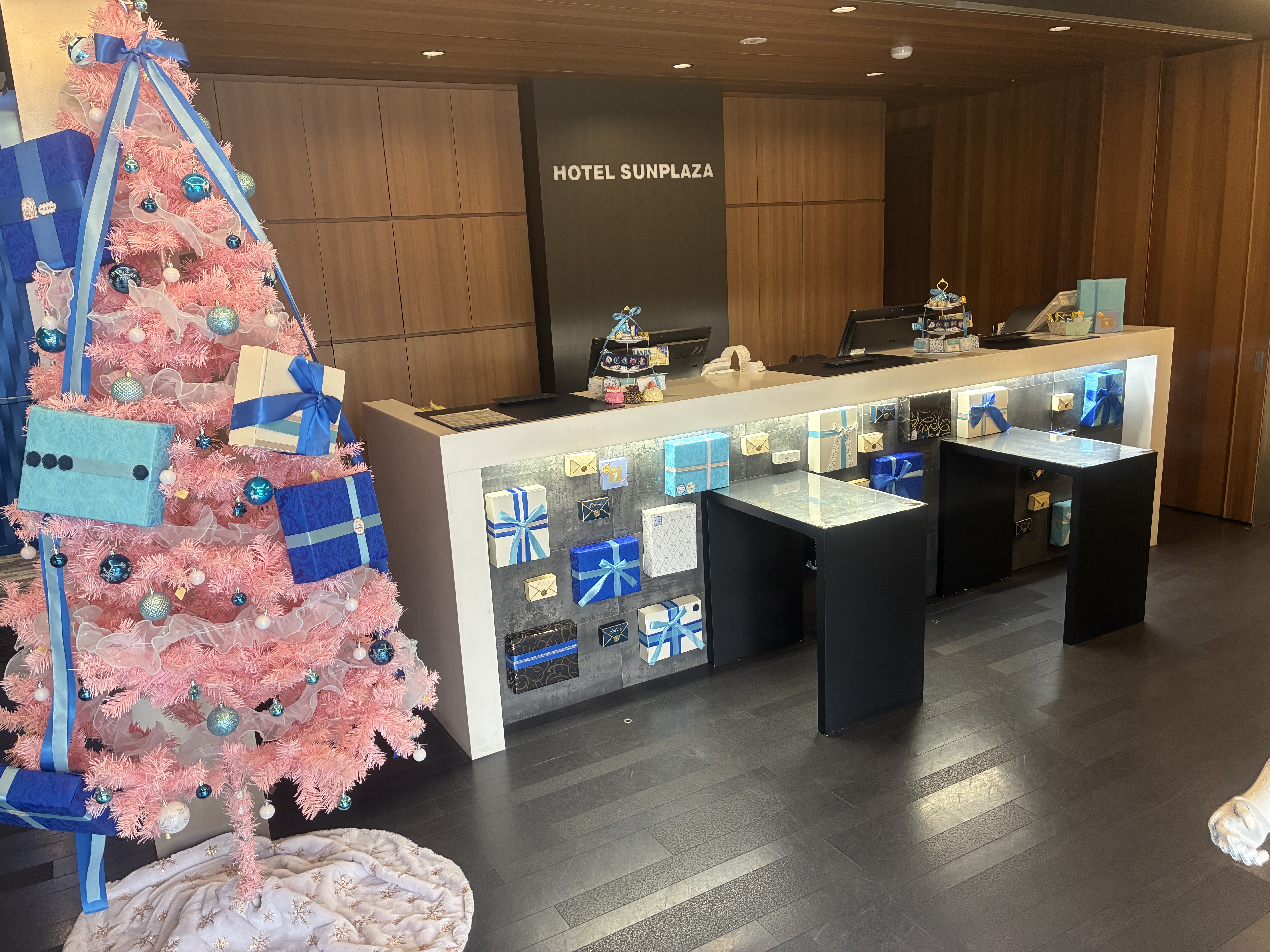 期間限定の飾りつけでお客様をご案内