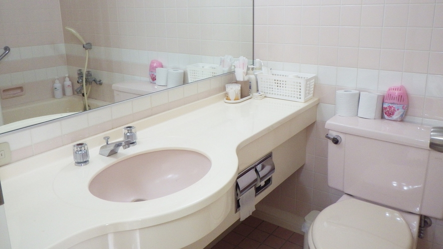 *客室バスルーム一例／全室バス・トイレ完備。その他冷蔵庫、暖房も完備で安心です。