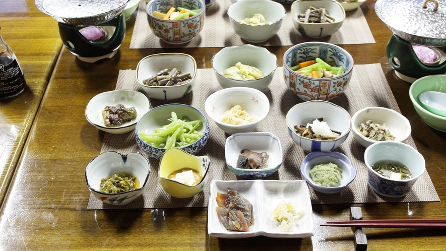 *夕食一例／山菜・きのこ・川魚・野菜など。地場の食材中心の郷土料理の数々をお楽しみ下さい！  