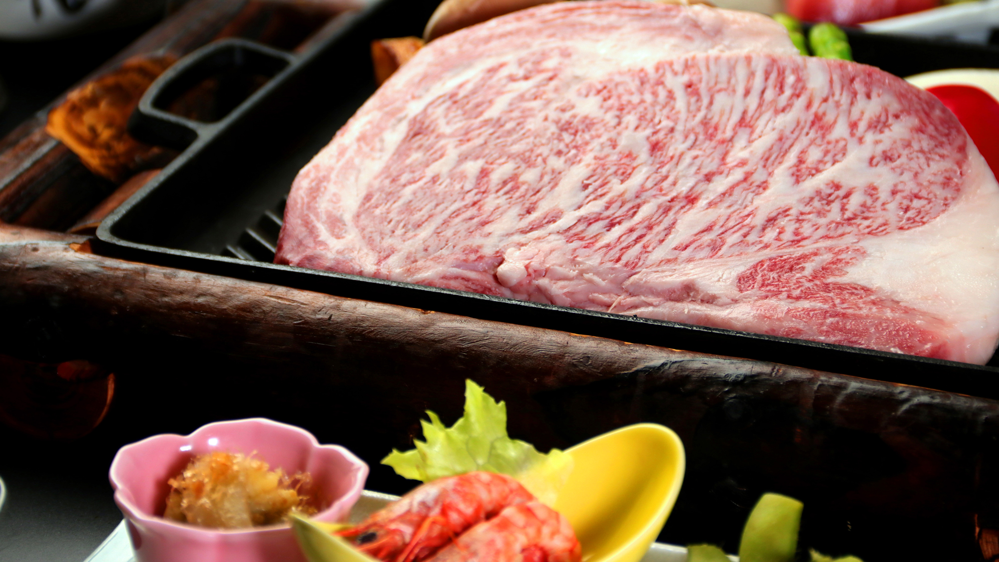 【神戸の和牛ステーキ】特製のソースでお召し上がりください