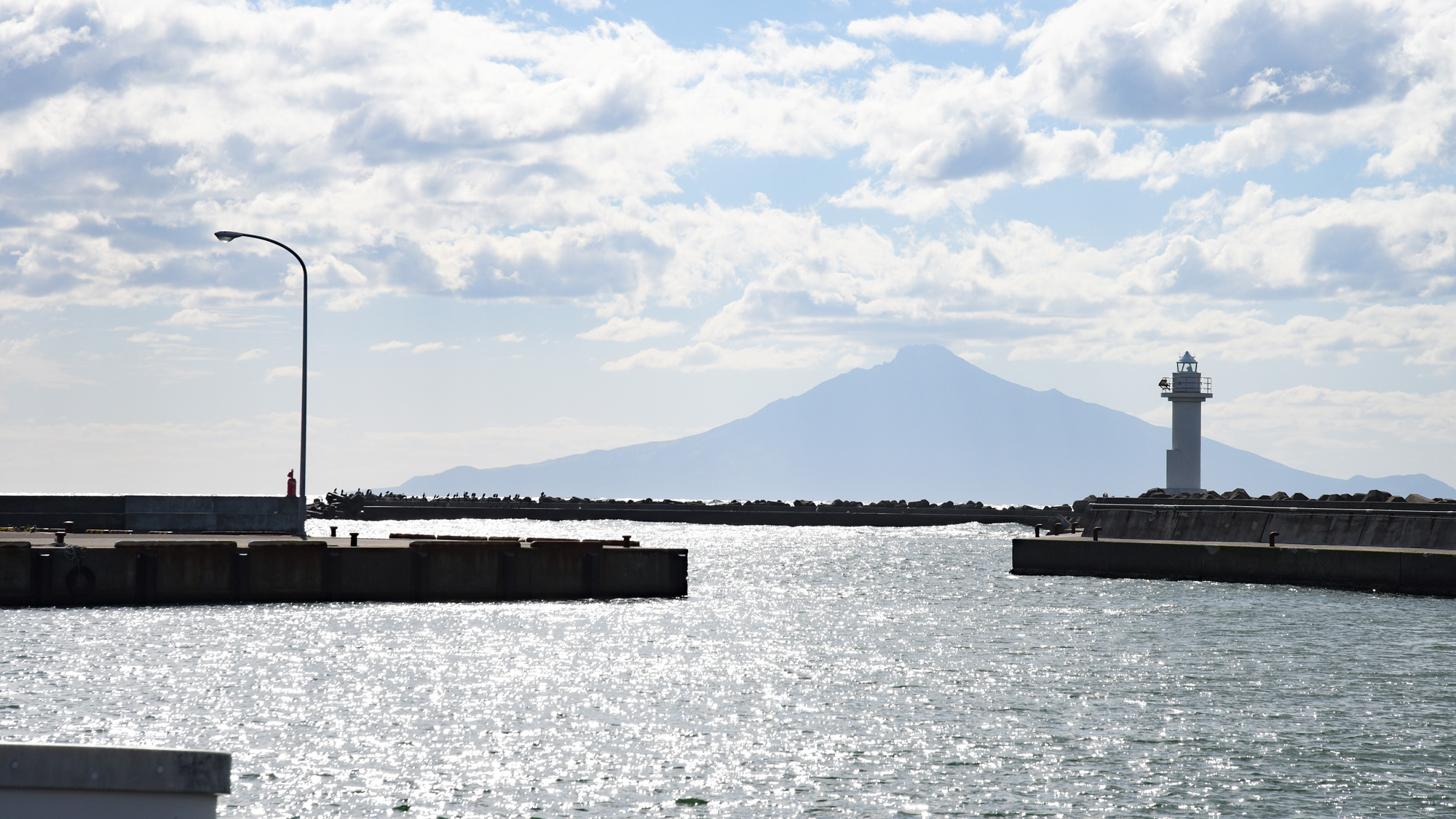 **利尻島／利尻の地名の語源はアイヌ語のリ・シㇼ（高い・島）。島の中心に利尻富士がそびえています。