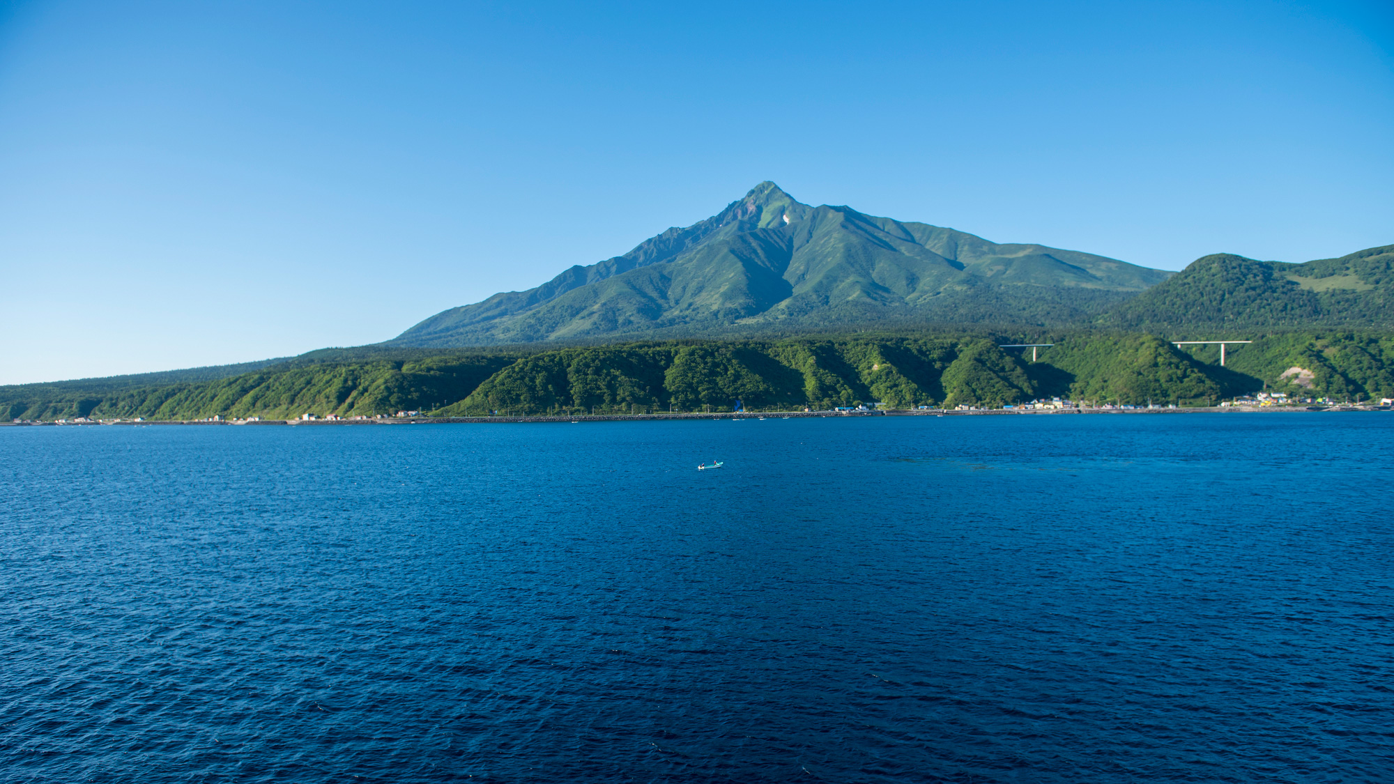 **利尻島／1,721mの利尻山は、利尻岳・利尻富士の別名で知られています。