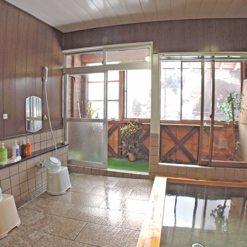 【お風呂】男女兼用の家族風呂（4～5人程度）サイズの浴場が１箇所ございます。
