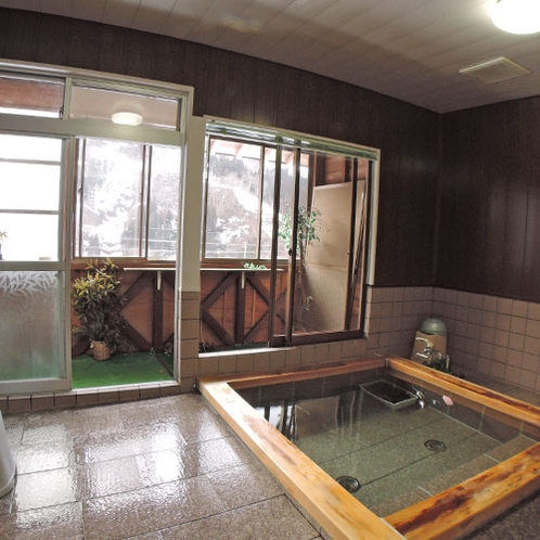 【お風呂】男女兼用の家族風呂（4～5人程度）サイズの浴場が１箇所ございます。