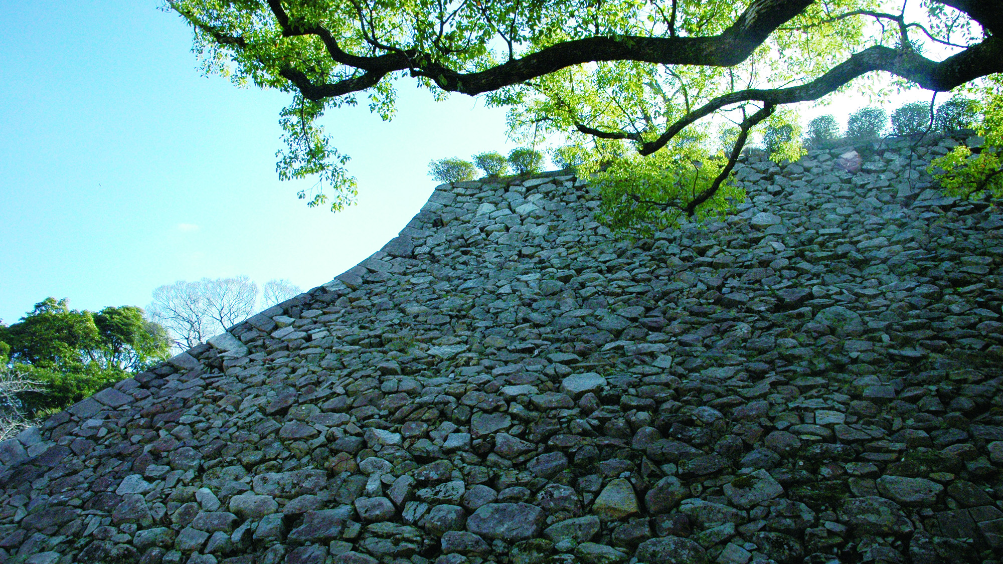 *周辺観光：千人殺しの石垣（城山）