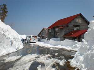 位が原山荘前　雪の壁