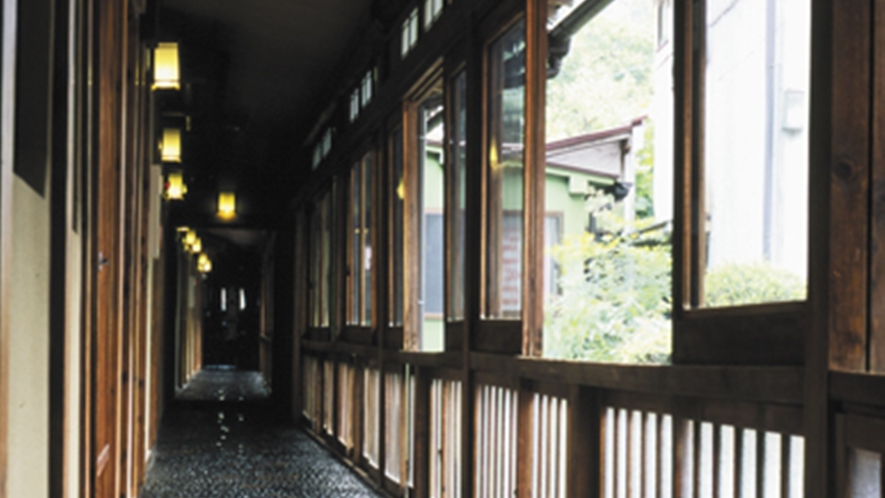 *廊下　昭和の温泉情緒を色濃く残す風情を満喫していただけます。